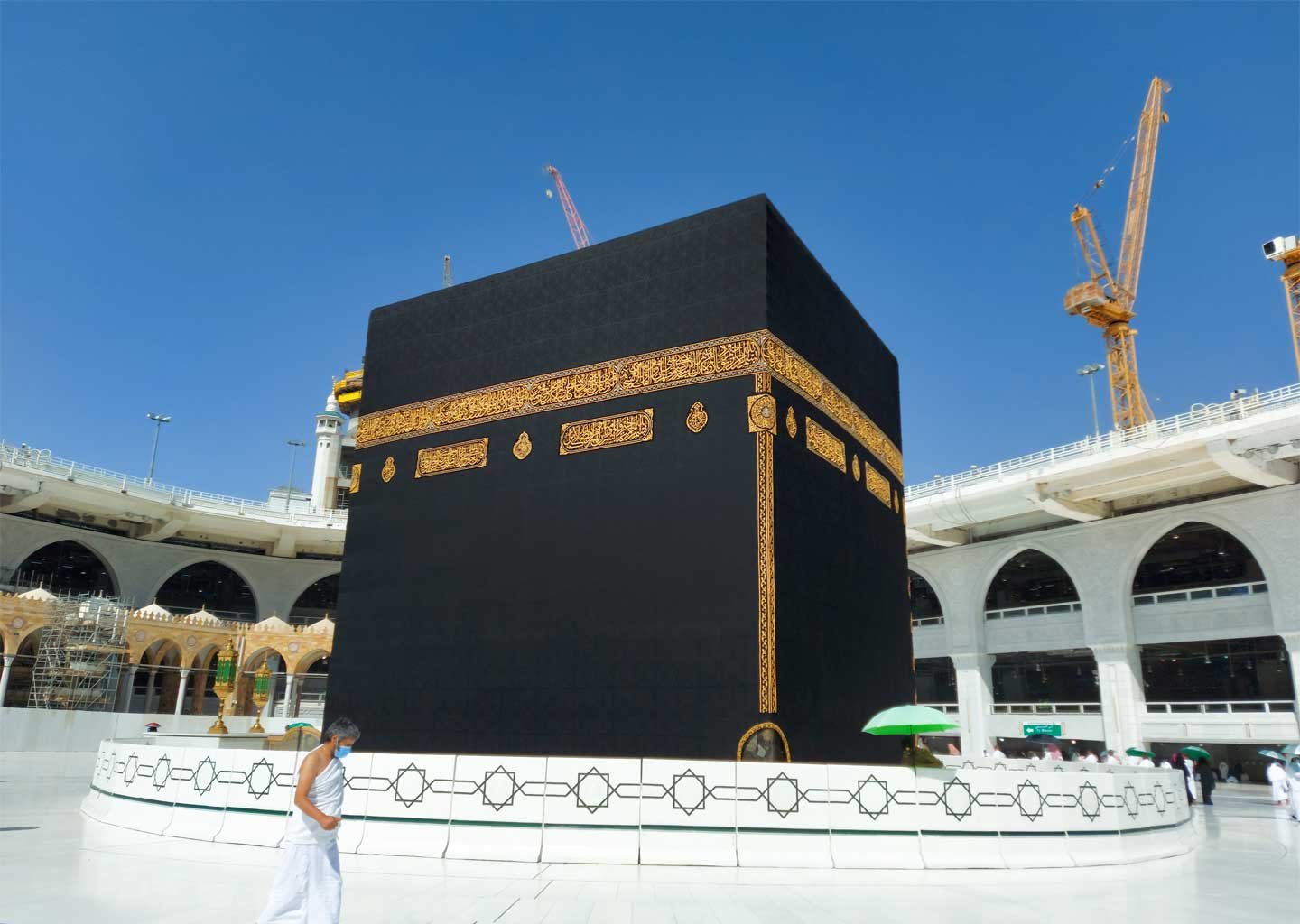 mecca-saudi-arabia-the-holy-kaaba-pilgrims-M2XEJLY.jpg